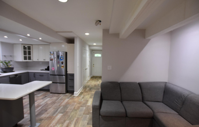 2 beds, 1 bath, $1,900, Unit # 1