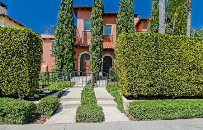 Beautiful, Tri-Level, 3BR3.5BA, Tuscan-Style Townhome w/ Top-Floor Great Room, Large Deck w/ Fireplace & Dual Primary Bedroom Layout Just 3 Blocks to Beach!