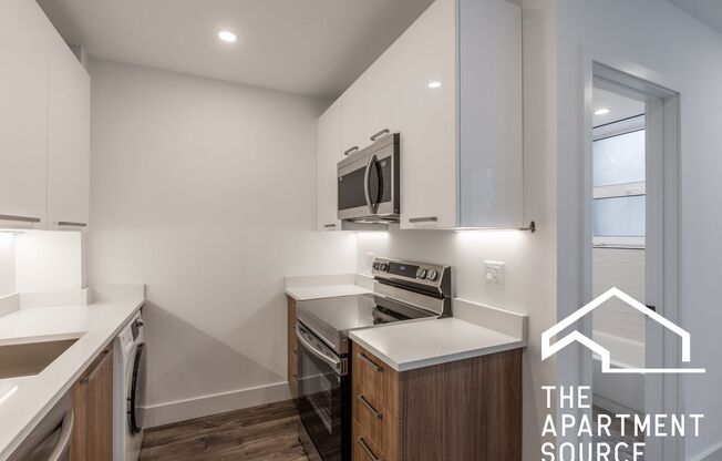 The Ivy: Uptown 2 Bed with In-Unit Laundry & Steps to Foster Beach!
