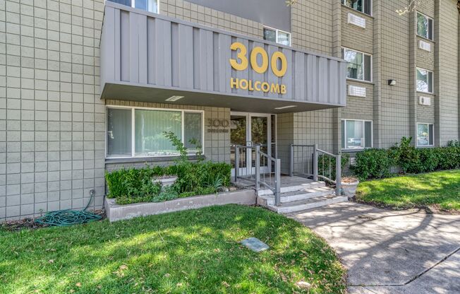 Studio, 1 bath, 450 sqft, $1,299, Unit 32