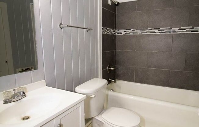 1 bedroom duplex apartment in Highland!