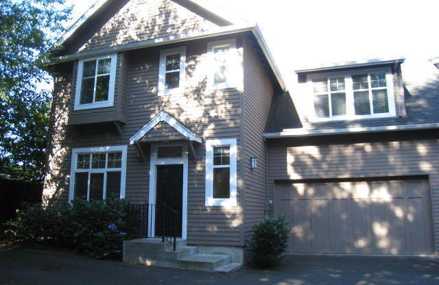 $500 off second month's rent if move-in by 11/27/2024.  Immaculately maintained LO townhome in the Palisades neighborhood