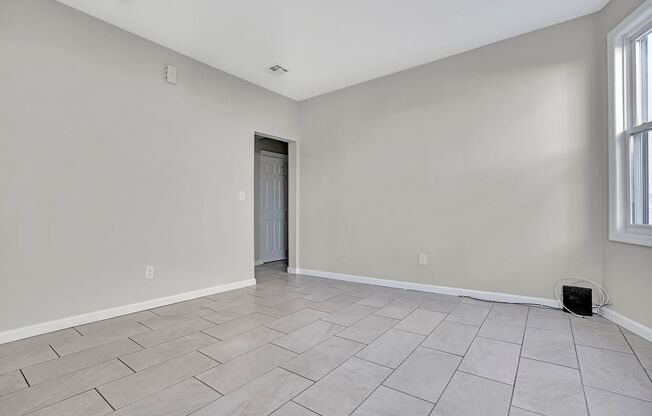 4 beds, 1 bath, $2,300, Unit 2R