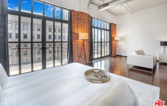 1 bed, 1 bath, 1,000 sqft, $5,000, Unit 905