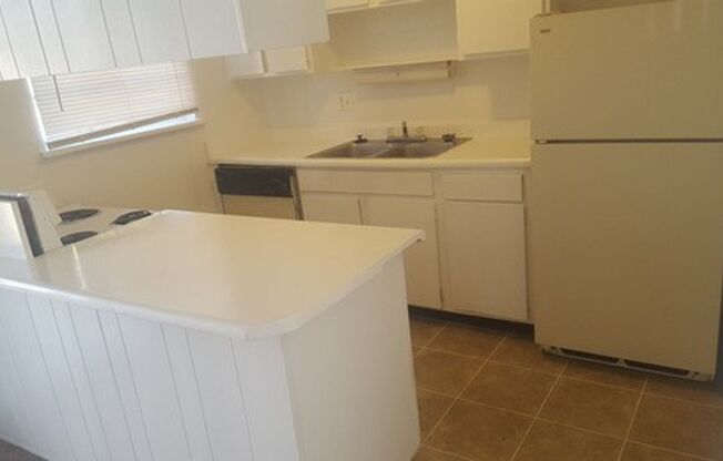 1 bed, 1 bath, 777 sqft, $1,100, Unit Q202