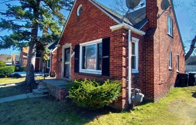 3 bedroom 1 bath bungalow now available! - $1,049/mo