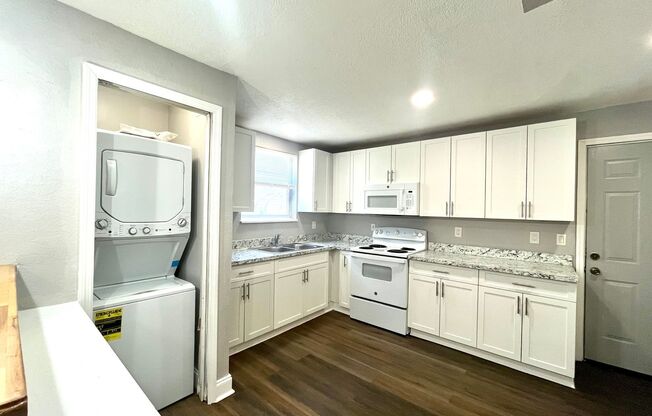 2 beds, 1 bath, 800 sqft, $1,100, Unit 1378 Prince St- Upstairs