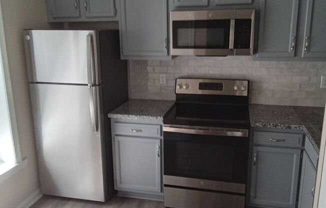 SIGN A LEASE BY 7/18 & GET $100 OFF RENTAL RATE: Super Cute END UNIT townhome located close to Short Pump