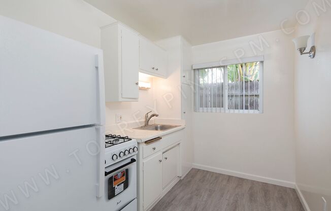 *OPEN HOUSE: 5/10 1:30-2:30PM* Studio with Parking in Pacific Beach!