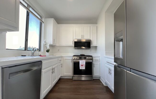 **555 Maine Ave #304 Long Beach** Upstairs 3 bedroom 2 bath - 2 weeks free OAC!!