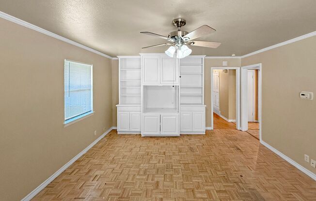 Charming 3-Bedroom Home with Bonus Room in Prime Location!