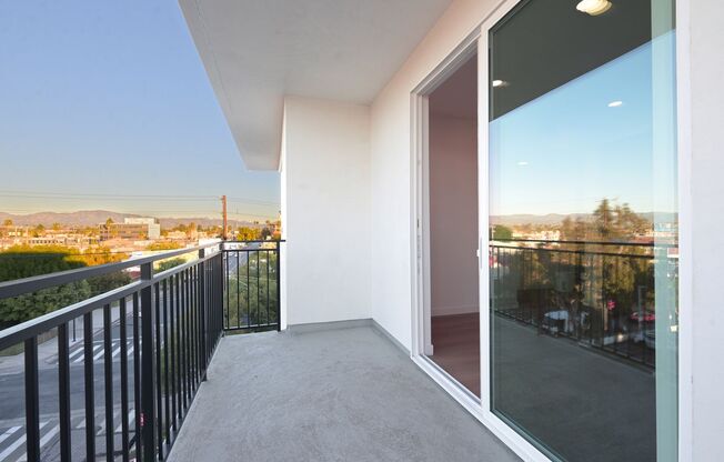 2 beds, 1 bath, $2,700, Unit 301