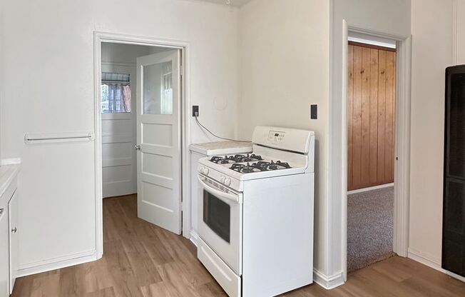 Charming 1 bedroom cottage with small garage
