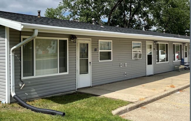 Centrally located 2 Bedroom Apartment with Laundry Hook-ups