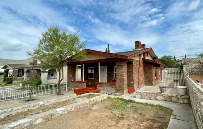 Tastefully remodeled duplex unit in Central El Paso!