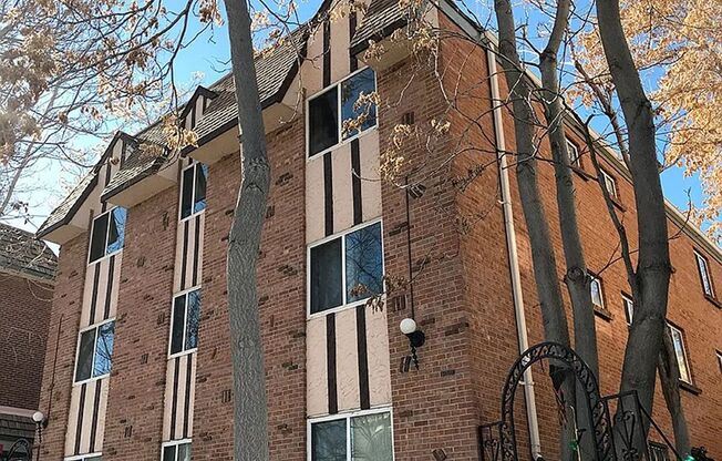 1137 Columbine St – Charming 1-Bedroom Apartments in a Historic Congress Park Building!