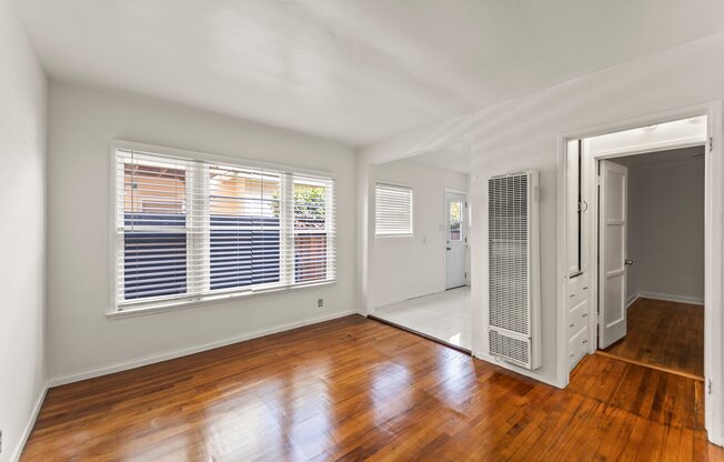 425 1/2 VENICE WAY