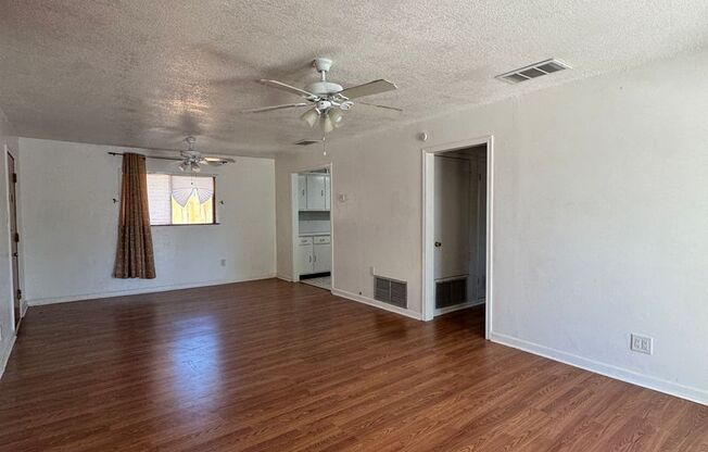 2 bedroom/1 bath available for IMMEDIATE MOVE IN! YARD MAINTENANCE INCLUDED!