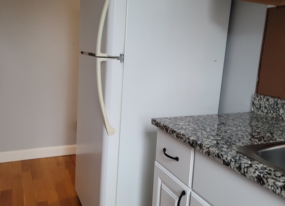 1 bed, 1 bath, 425 sqft, $1,900, Unit 3