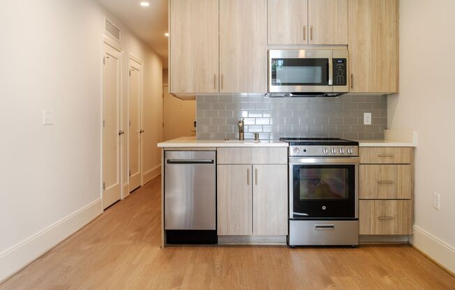 1 bed, 1 bath, $3,000, Unit 115