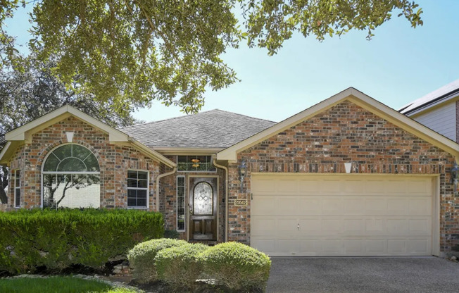 STONE OAK  |  GATED COMMUNITY  |  3 BEDROOMS  |  2 BATHS  |  SINGLE STORY