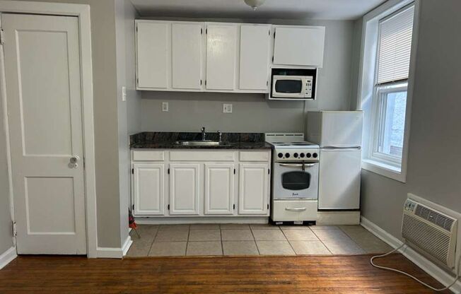 Studio, 1 bath, 280 sqft, $890, Unit B12