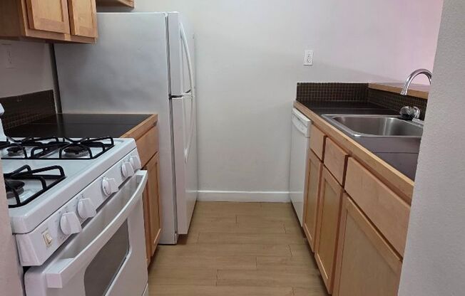 1 bed, 1 bath, 700 sqft, $1,054, Unit LAW11-225