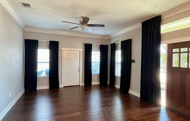 3/2 Single Story Conveniently Located to Downtown & the Pearl ~ Move in Ready!