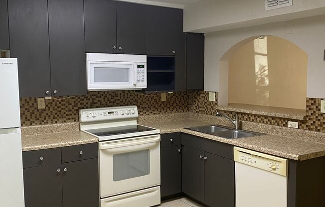 2/1.5 Townhome Wth Fireplace! Across From Torasco Park! Perfect For Family!