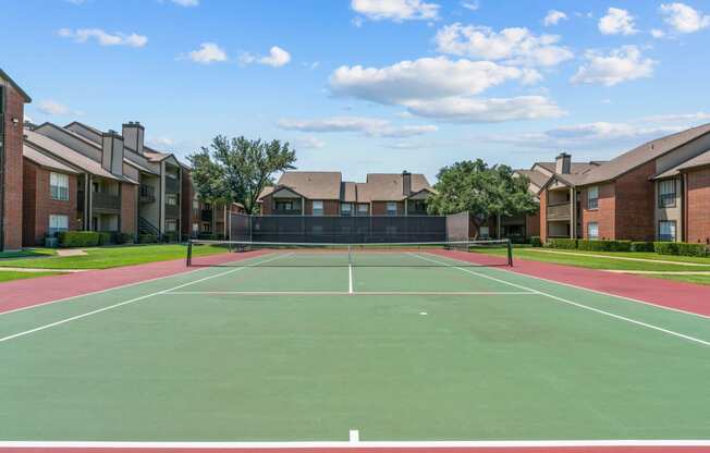 tennis court at the whispering winds apartments in pearland, tx