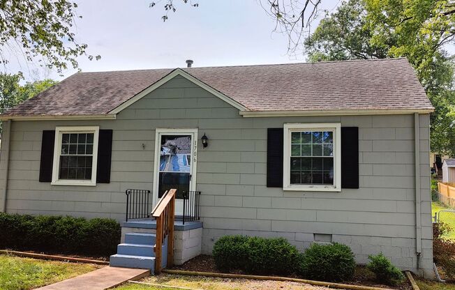 3 BR / 1 BA Cozy Cape in West End