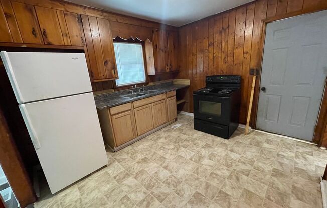 3 bedroom 1 bathroom house available