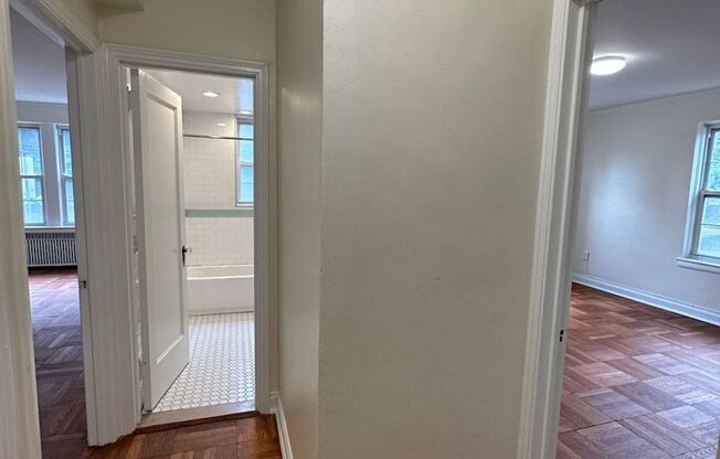 2 beds, 1 bath, 975 sqft, $1,800, Unit Royal York 114