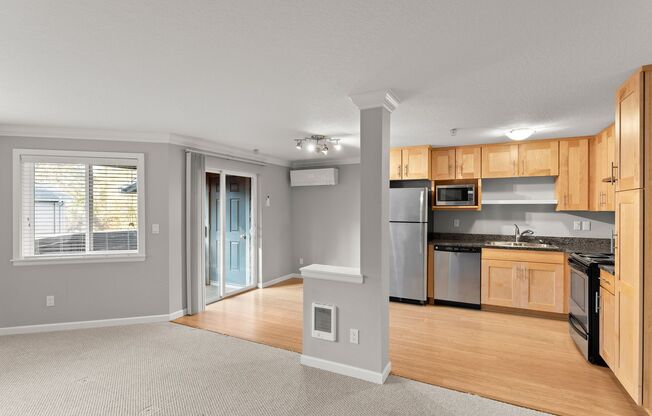 Charming 2-Bedroom, 2-Bathroom Upstairs Unit Near Multnomah Village