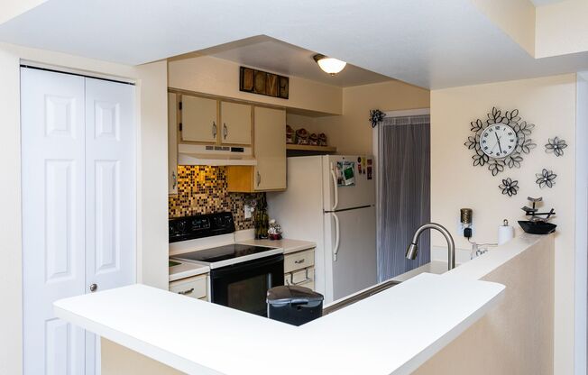 Beautiful Condo with two bedrooms and two full bathrooms across from Celebration, FL