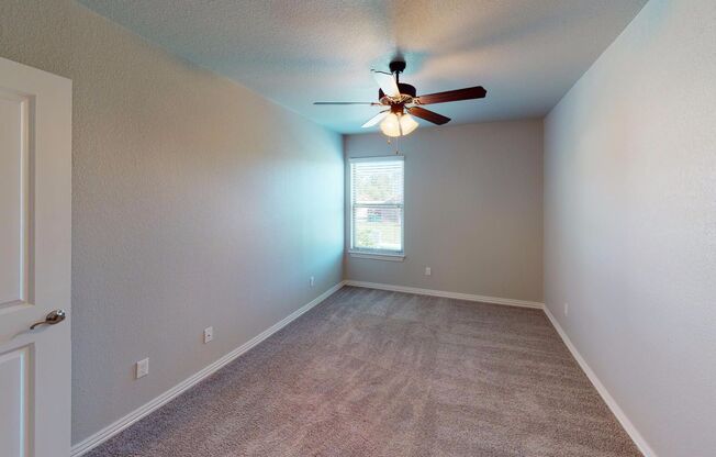 3 Bedroom Townhome for Rent in Rogers! Save on upfront costs!