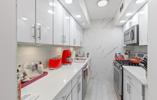 1 bed, 1 bath, 900 sqft, $5,400, Unit 17L