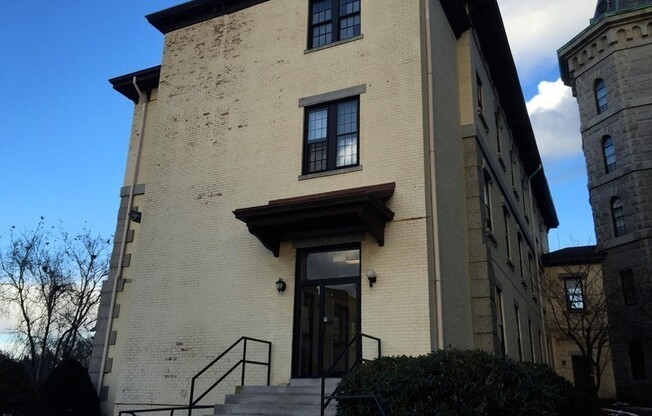 2 beds, 1 bath, 696 sqft, $1,800, Unit 1-21