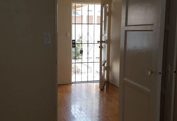 Downstairs 1bd/1ba Available in Talmadge!