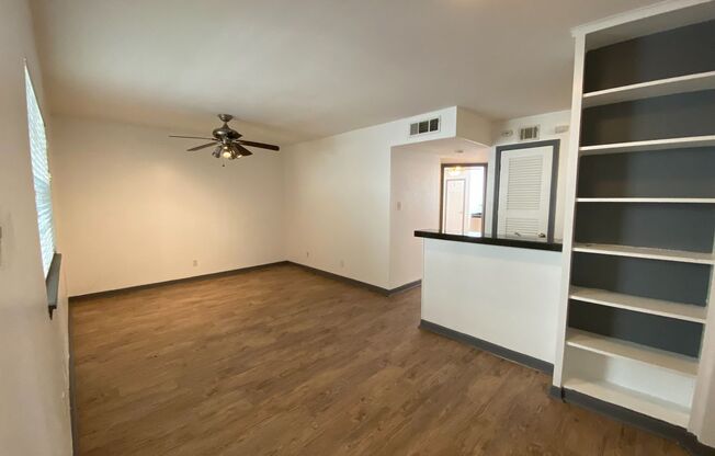 AVAILABLE:  2 BR-1 BA Hyde Park Condo / Laminate Wood Floors / Close to UT and Downtown