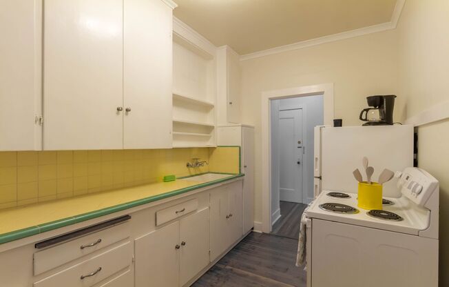 2 beds, 1 bath, 890 sqft, $2,850, Unit 15