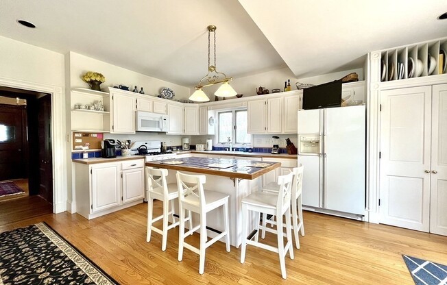 4 beds, 2.5 baths, 2,453 sqft, $5,600