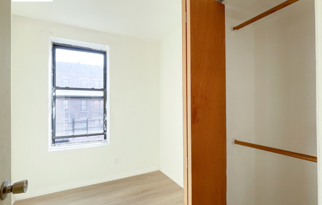 3 beds, 1 bath, $3,000, Unit 5