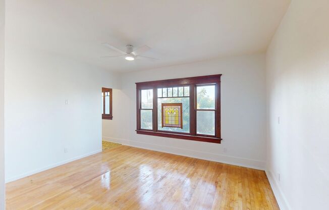 Upstairs 2 Bed 1 Bath at the Charming Vanderbilt Apartments!