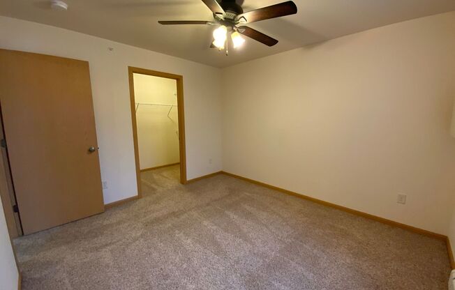 2 beds, 1 bath, 963 sqft, $1,365, Unit RT 7105-28