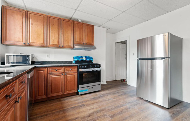 MOVE IN SPECIAL! SCORE HALF OFF 1ST MONTH'S RENT IF SIGNED BY NOV. 15! Beautiful 2 Bedroom home in South side available now!