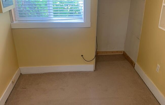 1 bed, 1 bath, $990, Unit 712.5 E. Cottage Grove Ave