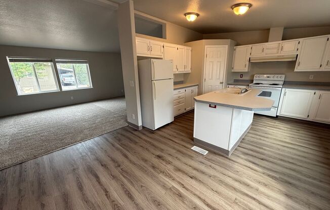3 beds, 2 baths, 1,344 sqft, $2,295, Unit 33171-43