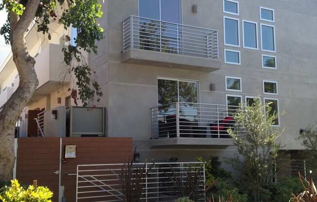 Lido Apartments - 3630 Mentone Ave