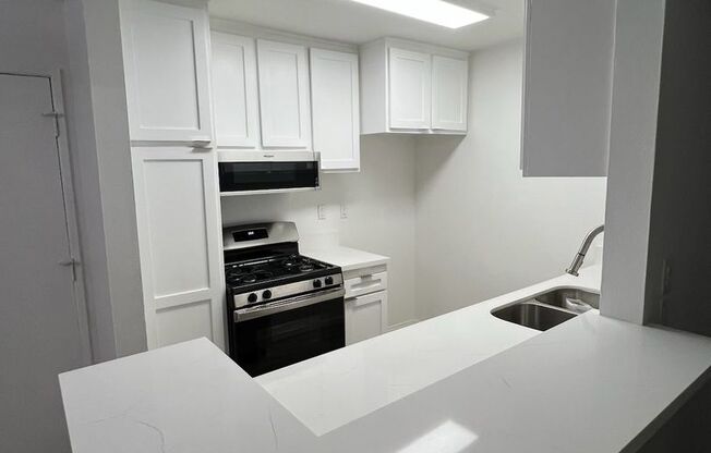 2 beds, 2 baths, $2,400, Unit # 265